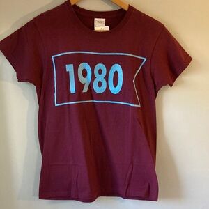 Phillies Gildan Short-Sleeve Tee with Bright Blue '1980' Graphic